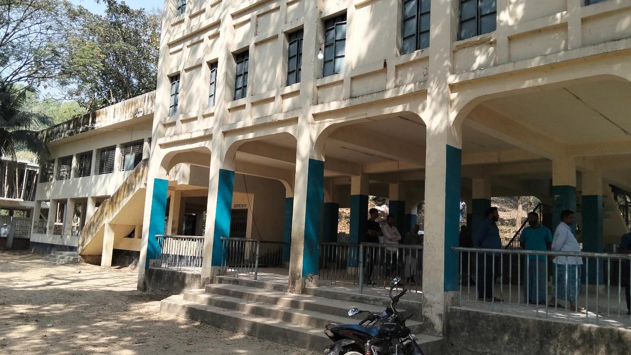 চট্টগ্রামে আনোয়ারায় ভোটকেন্দ্র থেকে সিসি ক্যামেরা চুরি
